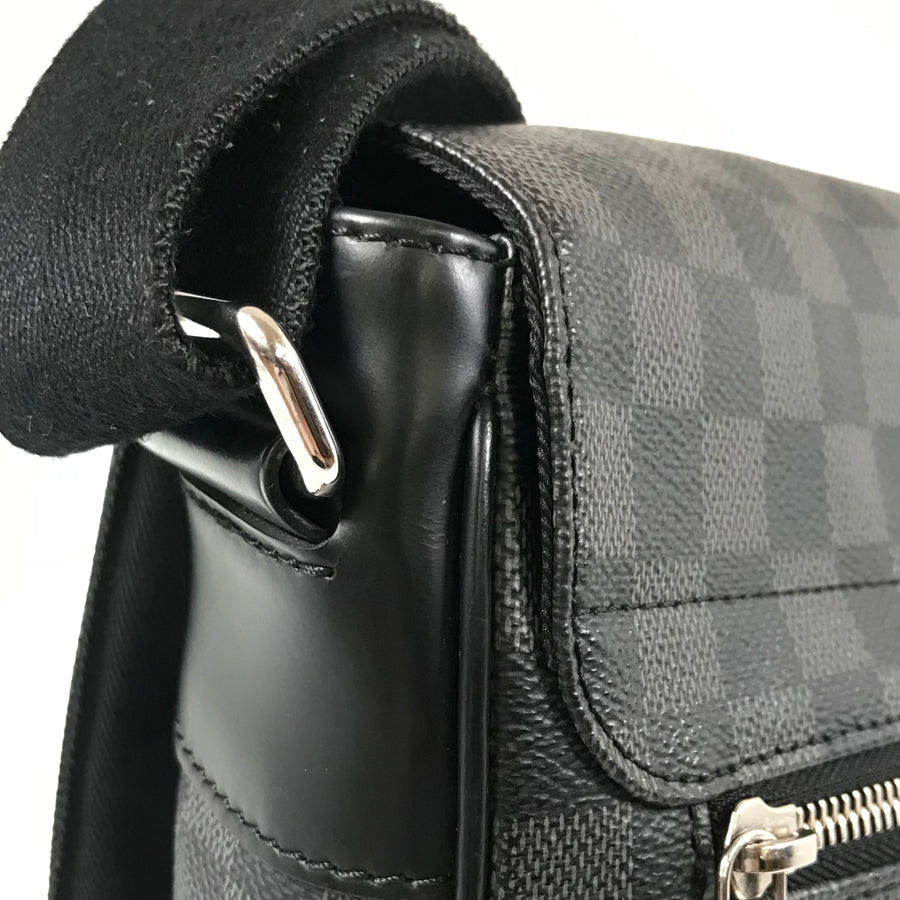 LOUIS VUITTON Messenger bag